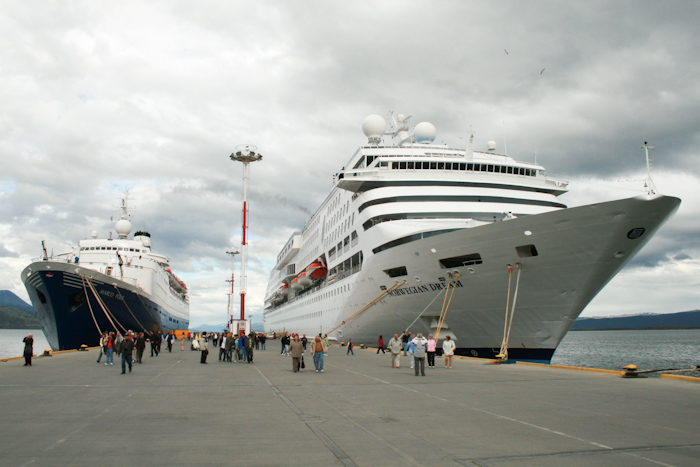 The Norwegian Dream, right, after hitting a container ship in Montevideo. Note the dents on the prow (2008).