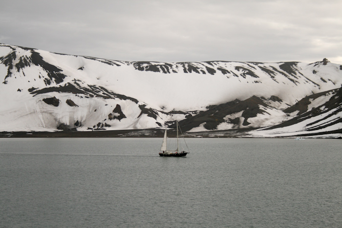 A sailing boat in Deception Island, which must be one of the largest (almost) completely enclosed natural harbors in the world (2007).