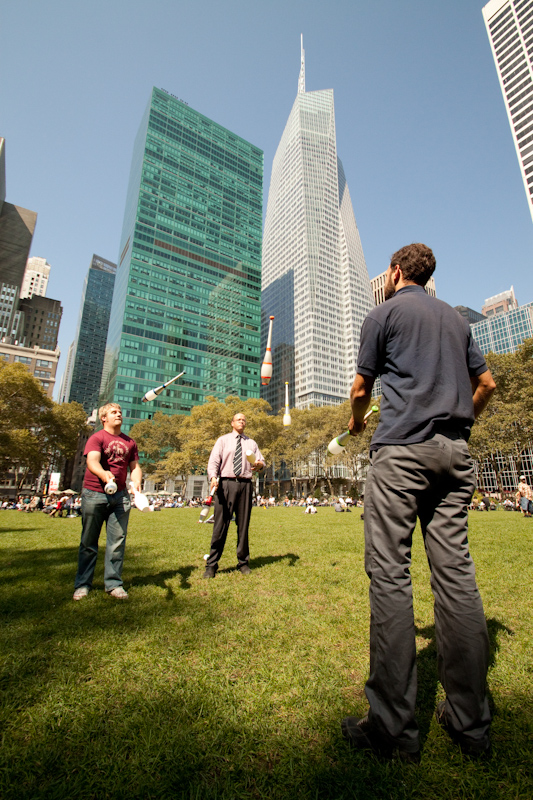 On Wednesday I cycled over to Bryant Park for the daily lunch break juggling meeting. Thousands of people work within a few blocks, and during the summer they can have up to 30 jugglers show up per day.