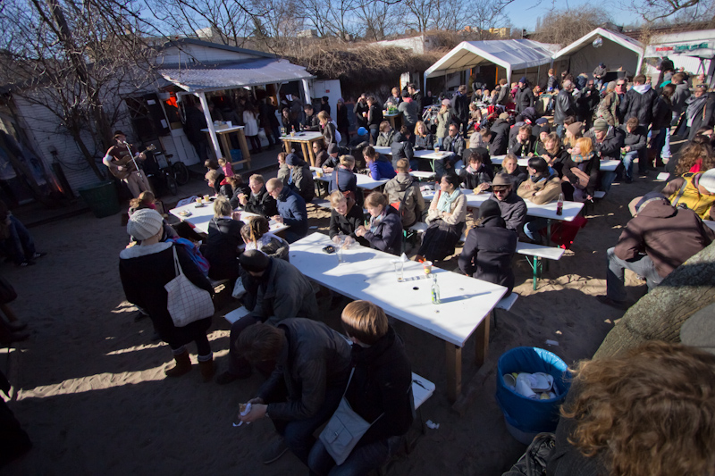 Cafe at the Mauerpark FlÃ¶hmarkt, with music provided by Rob Longstaff.