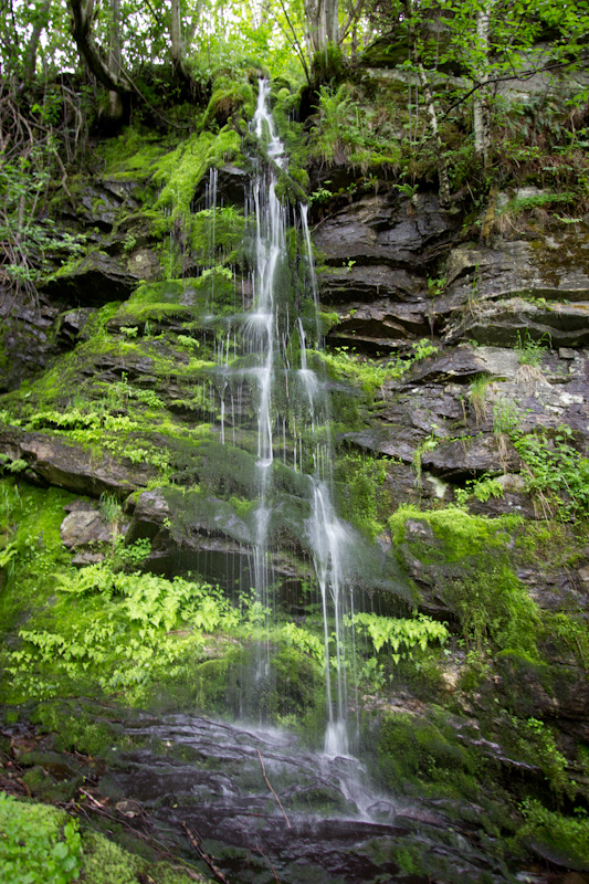 More waterfalls. : no description