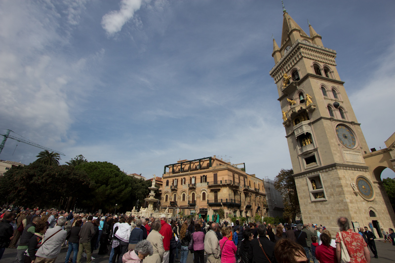 Messina: A huge croud for one of the most disappointing automaton display I've ever seen.