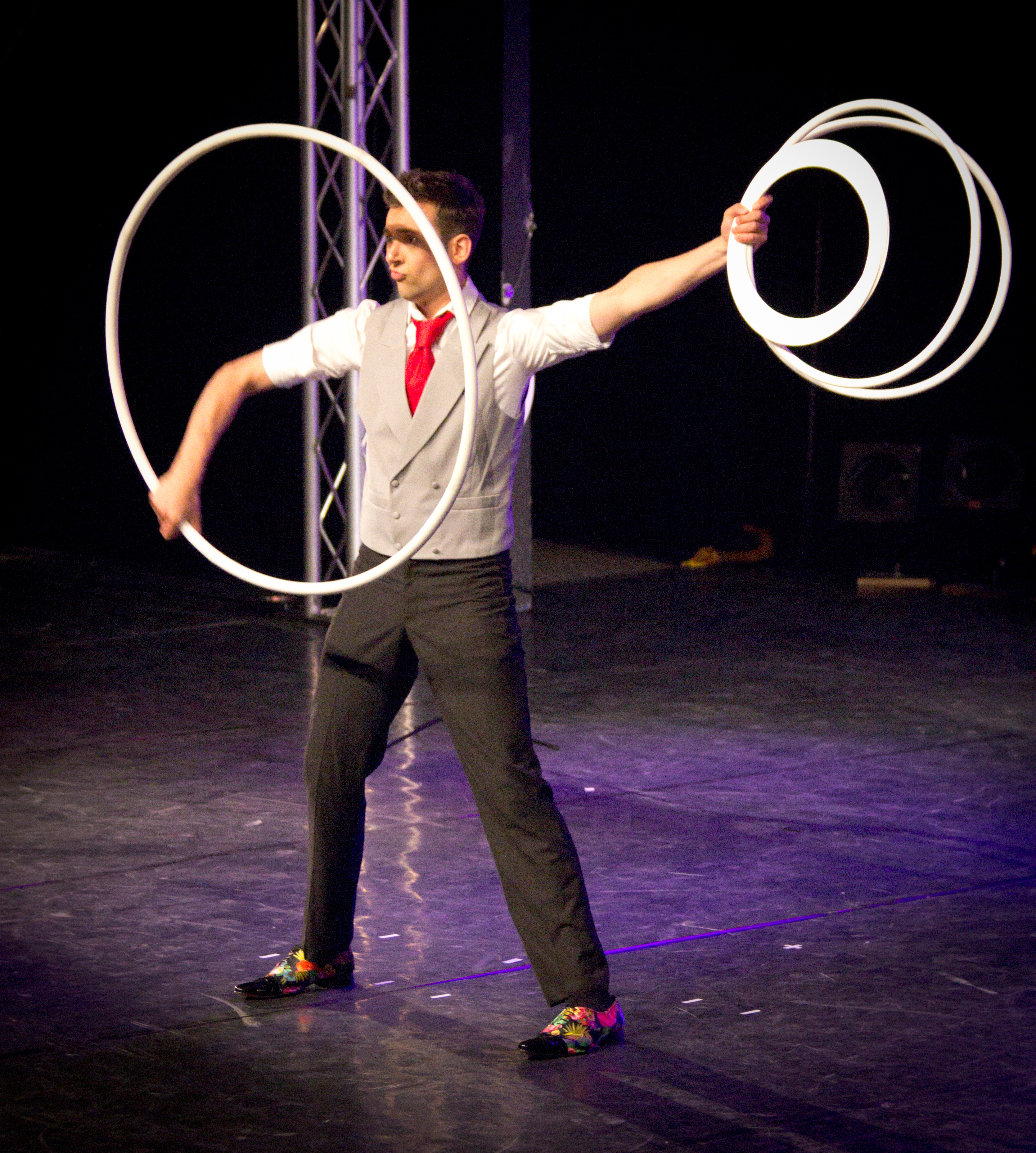 Juggling iz cool. Майкл мошен жонглер. Тони Дункан жонглер. Жонглер в цирке. Костюм жонглера.